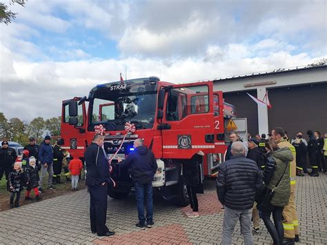 uroczystość powitania nowego wozu strażackiego w Trzemesznie