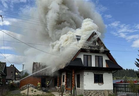 Zdjęcie historyczne przedstawiające dym i płomienie nad fabryką w Olkuszu podczas pożaru w 1958 roku