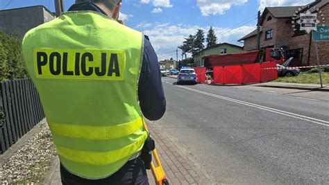 Zabezpieczanie miejsca wypadku drogowego przez strażaków