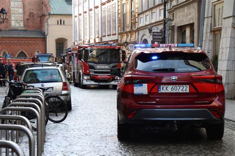 Straż pożarna na wąskiej ulicy Brackiej w centrum Krakowa
