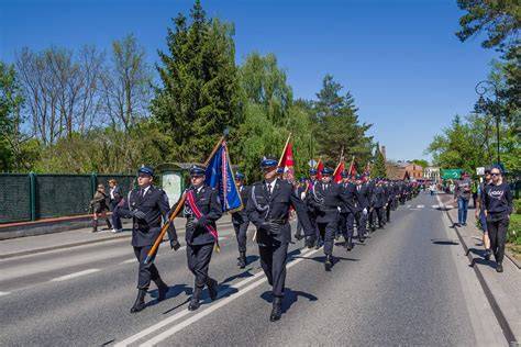 Uroczysta parada strażaków ulicami Parczewa podczas obchodów jubileuszu
