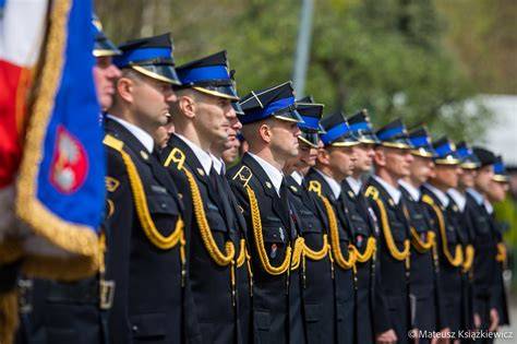 Dostojnicy i strażacy podczas uroczystego apelu na Placu Wolności w Parczewie