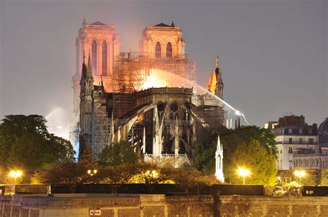 Zdjęcie płonącej katedry Notre Dame w Paryżu wykonane podczas akcji gaśniczej
