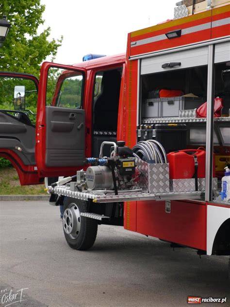 Zdjęcie przedstawiające strażaków OSP Lipsk z nowym wozem operacyjnym Toyota Hilux.