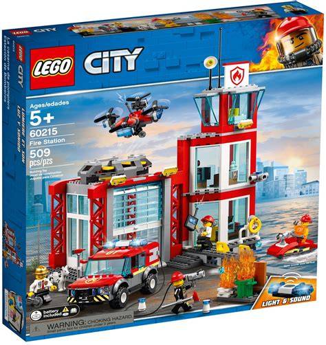 Infografika z funkcjami zestawu LEGO City 60215 (światło, dźwięk, wąż strażacki)