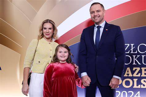zdjęcie rodziny ofiar (babcia, mama Wioletta Wenig, Daria Dynkiewicz)