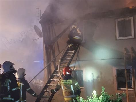 Ilustracja przedstawiająca bezpieczną ewakuację z płonącego budynku