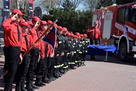Mieszkańcy i strażacy oglądają wyposażenie nowego wozu bojowego