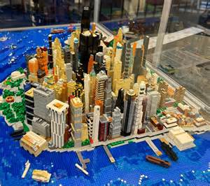Szerokie ujęcie makiety LEGO City z różnymi budynkami i pojazdami