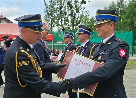 Zasłużony strażak odbierający podziękowania i odznaczenia