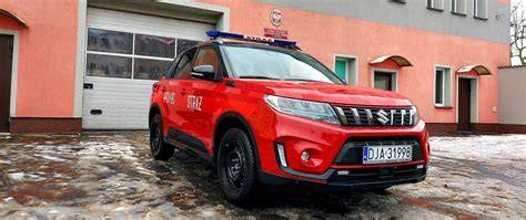 Samochód operacyjny Škoda Superb IV przed Komendą Powiatową PSP w Kolnie