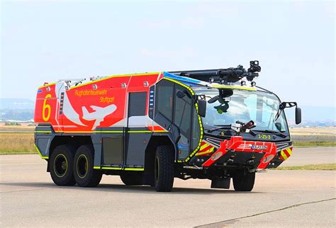 Nowoczesny lotniskowy wóz strażacki Rosenbauer Panther 6x6 na pasie startowym