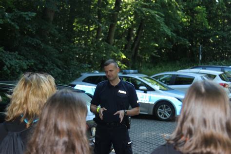 Policjant rozmawiający z młodym człowiekiem