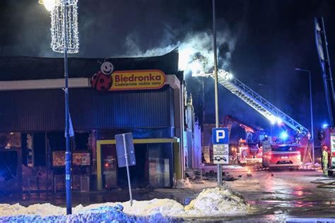 Zdjęcie z nocnej akcji gaśniczej w Gaszynie, z widocznym płonącym dachem