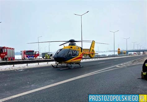 Zdjęcie śmigłowca LPR na miejscu zdarzenia lub karetki pogotowia
