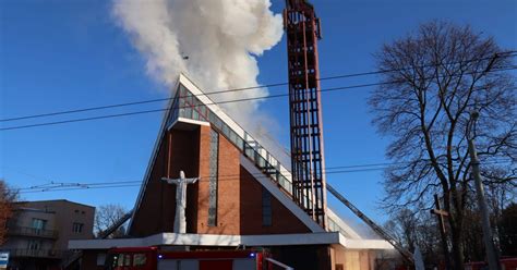 Tematyczne zdjęcie płonącego kościoła w Lublinie, widoczne płomienie i dym.