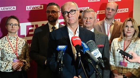 Tematyczne zdjęcie z konwencji politycznej Lewicy, z widocznym tłumem i sceną
