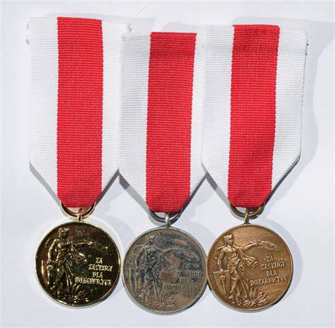 Medal Za Zasługi dla Pożarnictwa w trzech stopniach