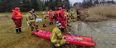 zdjęcie przedstawiające strażaków OSP podczas ćwiczeń lub akcji ratowniczej