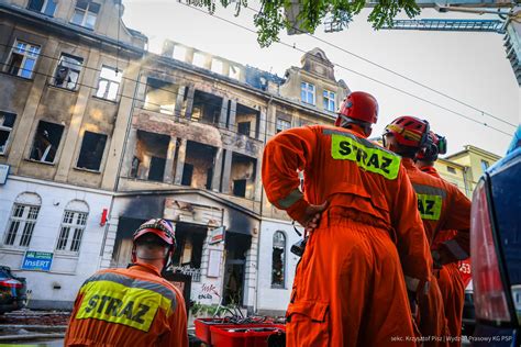 Zdjęcie funkcjonariuszy policji i strażaków na miejscu pożaru w kamienicy w Wąbrzeźnie