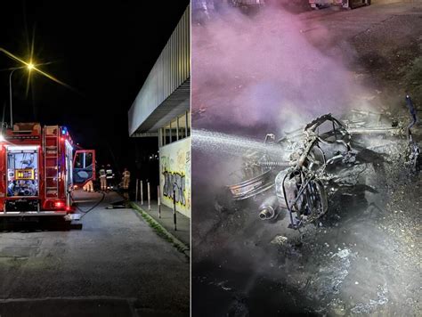 fotografia pożaru niezamieszkanej drewnianej zabudowy nocą