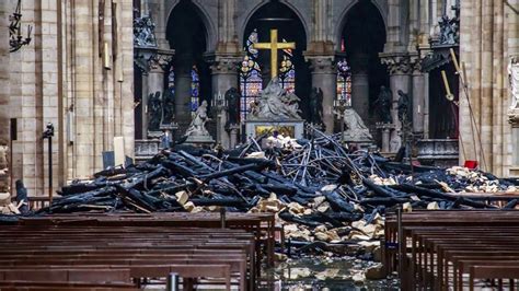 Zniszczona iglica katedry Notre Dame po pożarze