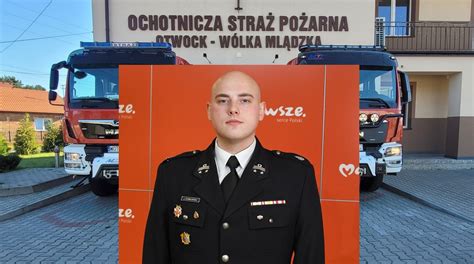 Tematyczne zdjęcie strażaka w mundurze galowym lub akcji ratowniczej