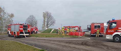 Strażacy OSP podczas ćwiczeń w terenie
