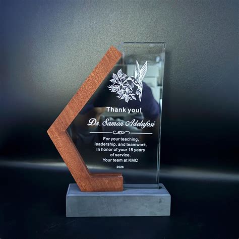 Photo of personalized inscription on the base of the statuette