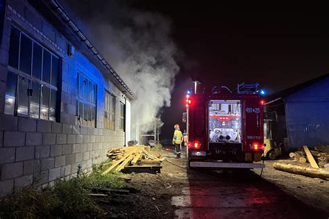 Zdjęcie przedstawiające akcję gaśniczą w tartaku w Iwkowej lub spaloną kotłownię