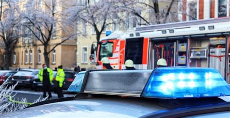 fotografia policjantów udzielających pomocy podczas pożaru