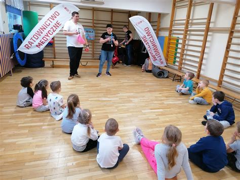 Grupa dzieci uczestnicząca w interaktywnych warsztatach pierwszej pomocy