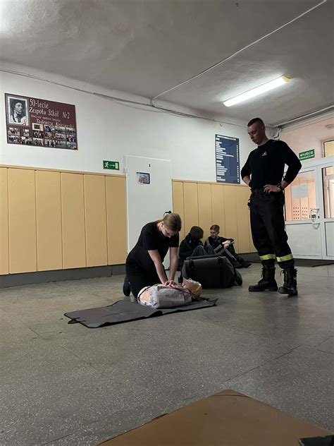 Strażak OSP ćwiczący resuscytację krążeniowo-oddechową na fantomie