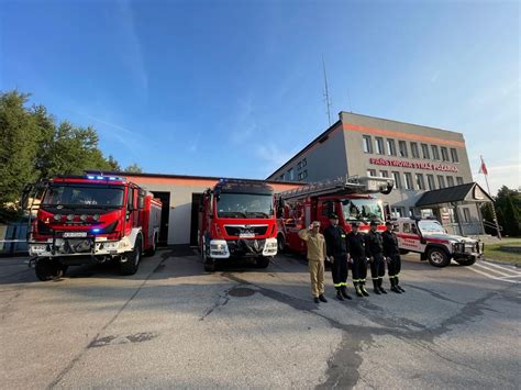 Strażacy oddający hołd poległym kolegom, syreny strażackie