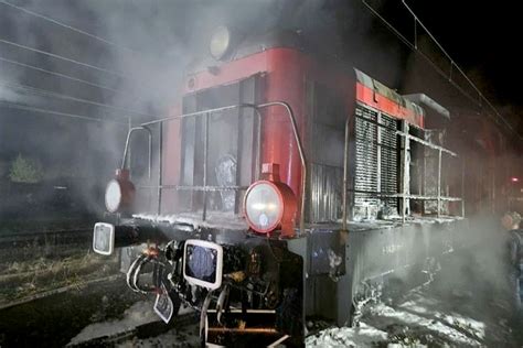 Strażacy gaszący pożar lokomotywy w Krzywinie, akcja ratownicza