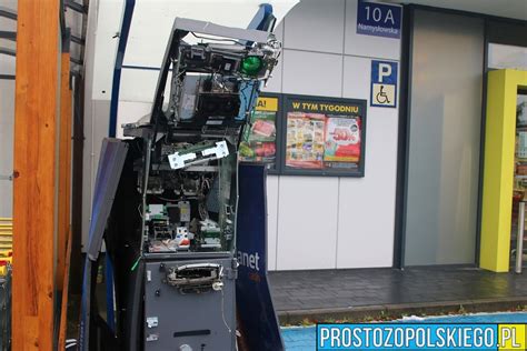 zdjęcie przedstawiające zniszczony bankomat po próbie włamania lub eksplozji