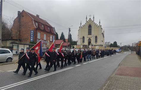 przemarsz korowodu ze sztandarami OSP podczas uroczystości