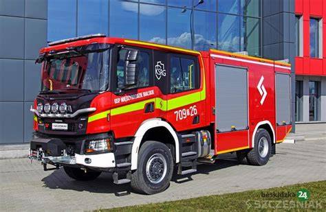 nowy wóz strażacki Scania przed remizą OSP Racibórz-Sudół