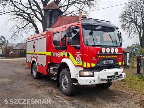 Nowy wóz strażacki Renault D16 HIGH K P4x4 280E6 w OSP KSRG Czekanów podczas powitania