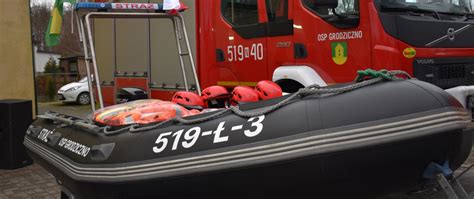 Przykład oznakowania bocznego samochodu pożarniczego z numerem operacyjnym i herbem PSP.