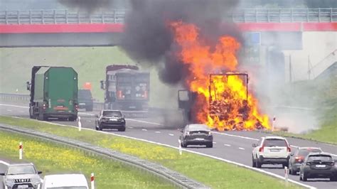płonąca ciężarówka na autostradzie, kłęby dymu