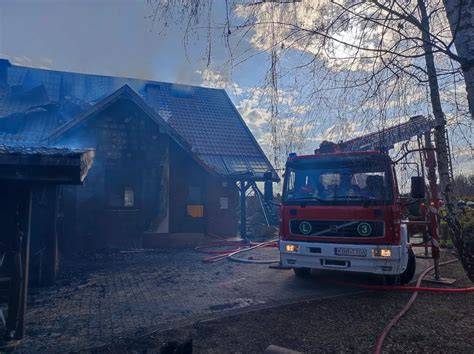 Zdjęcie przedstawiające akcję gaśniczą garażu i domu lub strażaków w akcji.