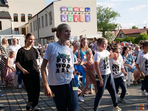 Zdjęcie przedstawiające młodzież w mundurach podczas zajęć praktycznych z policjantami