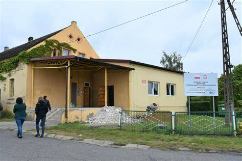 Zdjęcie odnowionej sali wiejskiej w Zelgniewie z nowymi łazienkami i elewacją