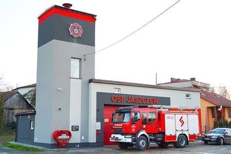 Remiza OSP Kaczory po modernizacji z widocznym nowym garażem i przygotowaniem pod figurkę św. Floriana