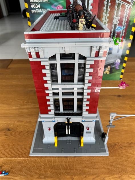 schemat przekroju budynku posterunku straży pożarnej LEGO Ghostbusters z zaznaczonymi pomieszczeniami i funkcjami