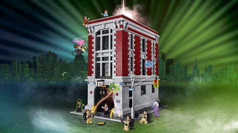 zdjęcie przedstawiające otwarty budynek posterunku straży pożarnej LEGO 75827 z widocznymi pomieszczeniami i minifigurkami