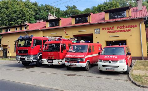 straż pożarna gasząca pożar w bloku mieszkalnym
