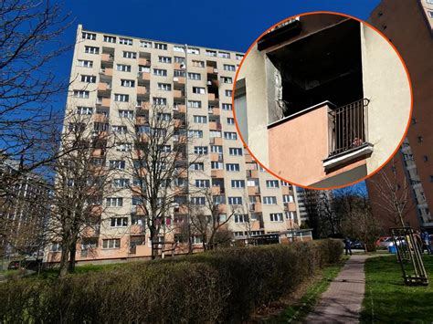 kłęby dymu unoszące się z okna mieszkania