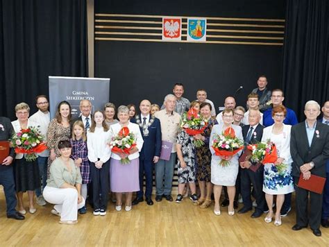 Portret Andrzeja Kuźniara na tle historycznych dokumentów gminy Siekierczyn